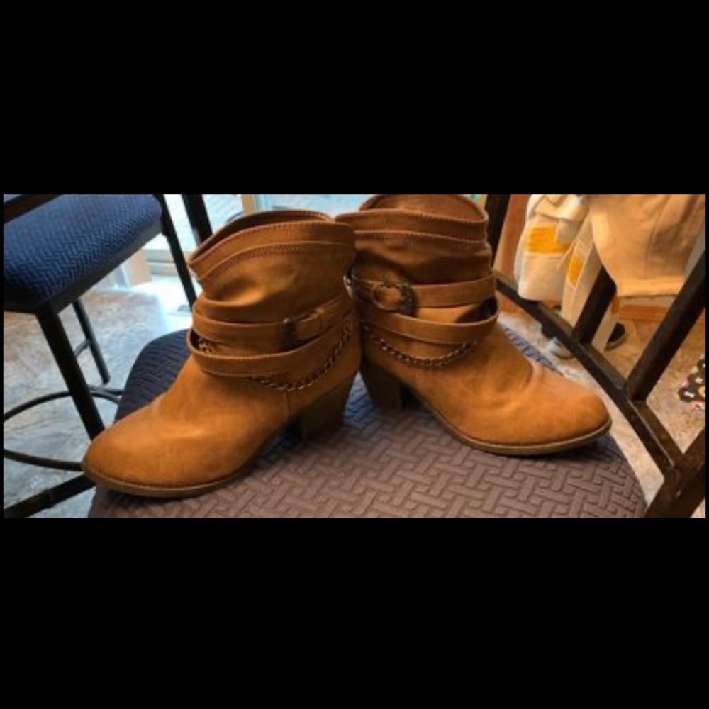 Iightly worn cowboy boots with a rubber sole